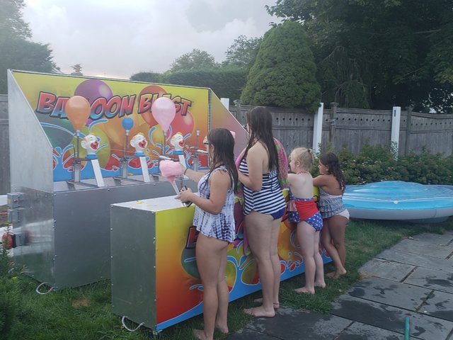 WATER GUN SQUIRTING BALLOON CLOWN FACE RACE WATER GUN SQUIRTING BALLOON CLOWN FACE RACE